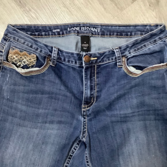 ❤️Lane Bryant Blue Denim Capris Pants Sz 18 Preowned Embellished Back Pockets - Picture 9 of 11
